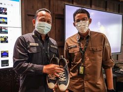 Sandiaga Beri Hadiah Sepatu yang Epic buat Pegawai yang Tidak Bisa Mudik