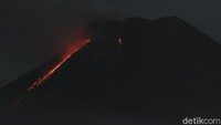 Dua jalur aliran lava pijar Gunung Merapi terpantau melalui aliran Sungai Boyong dan Sungai Krasak Sleman, Yogyakarta. 