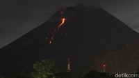 Gunung Merapi mengeluarkan lava pijar terlihat dari Kaliurang, Sleman, Yogyakarta, Rabu (14/4/2021). 