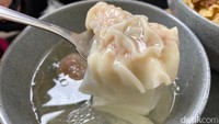 Jangan lupa pangsit rebusnya dengan isian udang dan ayam yang padat. Bakso sapinya juga tak kalah enak, tipe bakso polos dengan rasa daging sapi yang tetap kuat. Foto: detikFood