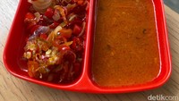 Kalau suka pedas bisa tambahkan, sambal matahnya yang tidak terlalu berminyak. Tetapi pedasnya terasa nonjok karena pakai irisan rawit merah. Foto: detikFood