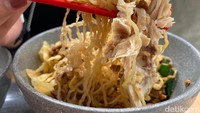 Bakmi garing ini tampil menggoda selera dengan semua lauk dan topping yang disajikan. Sebelum ditambahkan saus atau kuah, rasa dari mie garing ini sudah cukup gurih paduan dari minyak ayam dan lada yang terasa. Foto: detikFood