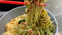 Tekstur mie juga garing keriting, namun tercecap rasa manis yang lebih dominan dari ayam jamur yang jadi toppingnya. Kalau dicampur dengan sambal matah dan sambal cabenya, rasa bakmi hijau ini jadi lebih gurih dan pedas enak. Foto: detikFood