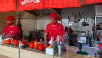 Meja makannya juga mirip seperti noodle bar sehingga pengunjung bisa melihat langsung proses pembuatan mie sambil menunggu pesanan disajikan. Foto: detikFood