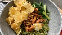 Penasaran dengan menu lainnya? Coba saja menu Bakmi Hijau Ayam Jamur. Bakmi hijau ini disajikan dengan satu topping saja, yaitu ayam jamur. Foto: detikFood
