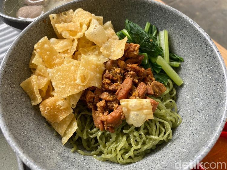 Yummy! Enaknya Bakmi Garing Halal dan Bakso Goreng Gurih Renyah
