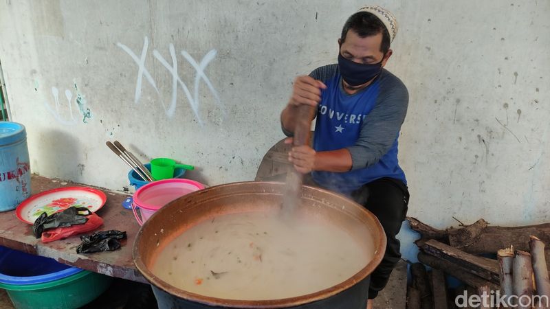 Kuliner khas berbuka puasa di Masjid Jami Pekojan Semarang, Bubur India, kembali disajikan pada Ramadhan tahun ini.