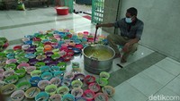Yang membuat bubur ini khas yaitu rempah seperti jahe, serai, kayu manis, garam, santan, dan daun salam. Kemudian dalam penyajiannya ada ditambah kuah sayur krecek, wortel, dan telur. Lauk untuk setiap harinya berbeda sesuai dengan bahan yang ada, atau donatur yang memberi.