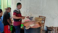 Jelang Ashar, bubur sudah jadi dan mulai datang warga atau anak-anak yang membawa stoples atau tempat makan lainnya. Takmir kemudian membagikan bubur tersebut kepada mereka.