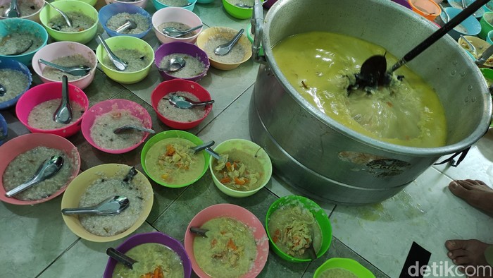 Kuliner khas berbuka puasa di Masjid Jami Pekojan Semarang, Bubur India, kembali disajikan pada Ramadhan tahun ini.