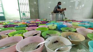 Momen Masjid Jami Pekojan Sajikan Kembali Bubur India