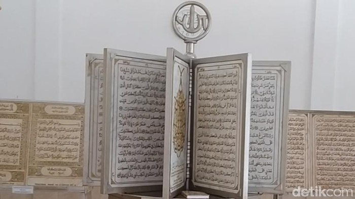 Mushaf A-Quran dari marmer