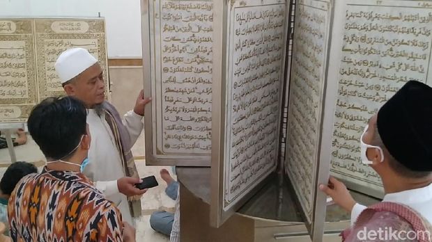 Mushaf A-Qur'an dari marmer