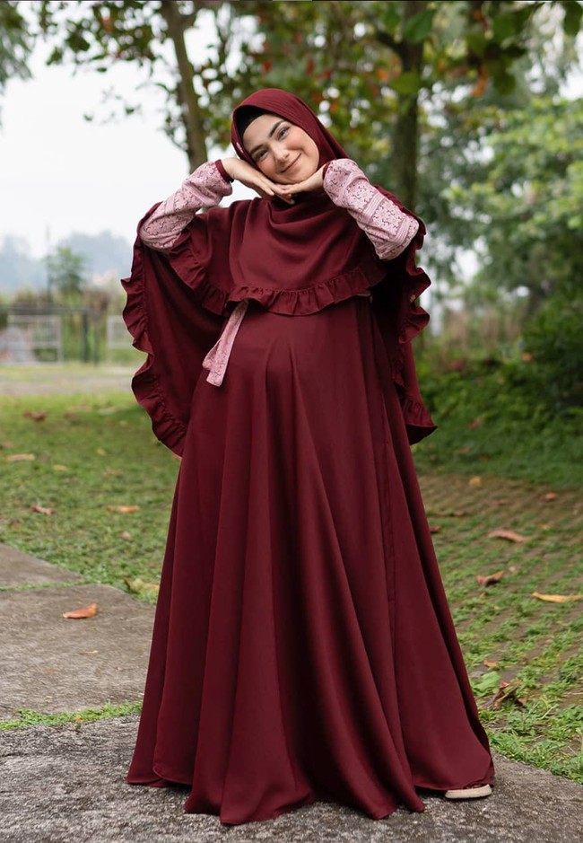 Nadya menikah dengan Rizki DA pada 17 Juli 2020. Selama hamil sendiri Nadya Mustika Rahayu tampak sering membagikan foto-foto yang memperlihatkan perut buncitnya itu di Instagram. Foto: Instagram/@nadyamustikarahayu