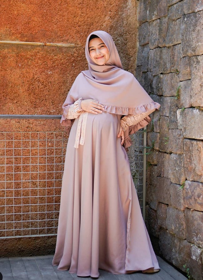 Nadya Mustika Rahayu menjadi sorotan karena telah berhasil melahirkan putra pertamanya dalam keadaan masih positif terinfeksi virus Corona. Persalinannya itu juga berlangsung secara normal. Foto: Instagram/@nadyamustikarahayu