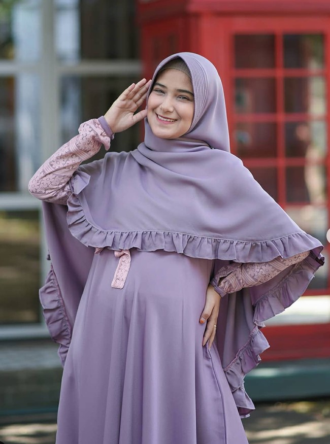 Yg insyaAllah bisa menjadi imam prawi hadist dan memberikan curahan kemaslahatan untuk keluarga dan orang lain yg bertepatan dibulan Suci Ramadhan ini. Makasih teman-teman yang sudah mendoakan lahirannya lancar. Mohon doanya y manteman untuk sang ibu diberikan kesembuhan dan kekuatan untuk sembuh melawati covid & pemulihannya, doain juga y teman” untuk debay nya tumbuh sehat & anak yg soleh insyaAllah aamiin, tulis Rizki DA di Instagramnya. Foto: Instagram/@nadyamustikarahayu