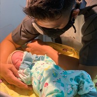 Walaupun terinfeksi COVID-19 tetapi persalinan Nadya berlangsung dengan lancar. Bayi mungil dengan berat 2,95 kg dan tinggi 51 cm itu punberhasil lahir pada pukul 9.33 WIB. Foto: Instagram/@da2_rizki123