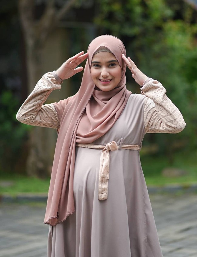 Tepat pada Selasa (13/4/2021) Nadya Mustika Rahayu baru saja melahirkan anak pertamanya dengan Rizki DA melalui persalinan normal. Bayi berjenis kelamin laki-laki itu dinamai Baihaqqi Syaki Ramadhan. Foto: Instagram/@nadyamustikarahayu