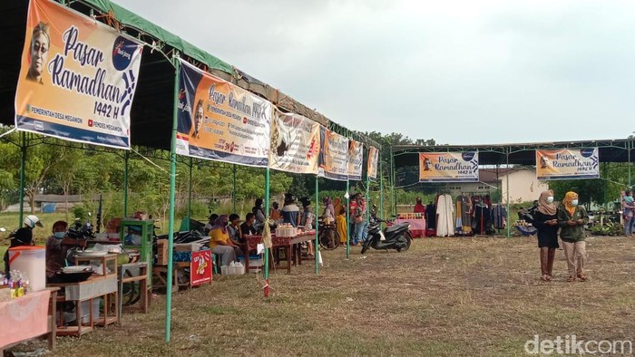 Pasar Ramadhan yang ada di Desa Megawon, Kecamatan Jati, Kudus, Rabu (14/4/2021).