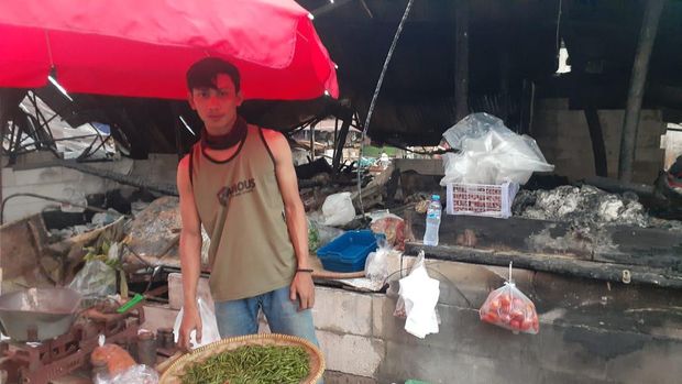 Pedagang Pasar Kambing, Tanah Abang, Aris yang lapaknya terbakar.