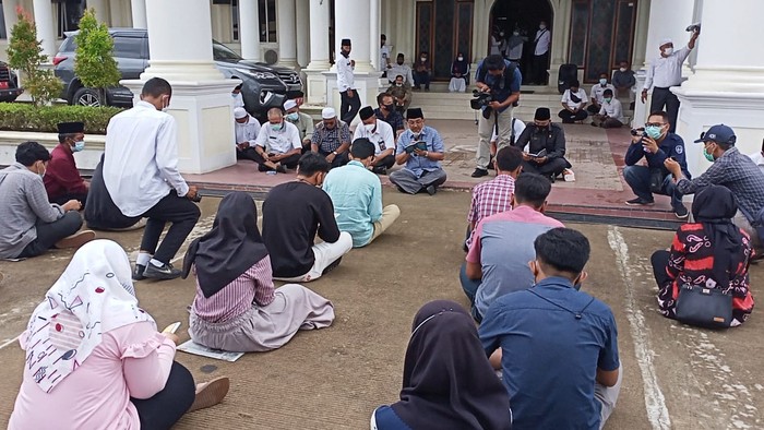 Pelajar yang sempat dugem di kantor bupati minta maaf dan diajak yasinan (dok. Istimewa)