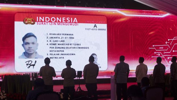 Desain SIM ditayangkan saat peluncuran aplikasi SIM Nasional Presisi Korlantas Polri (Sinar) untuk perpanjangan SIM secara daring di Jakarta, Selasa (13/4/2021). Kapolri meluncurkan aplikasi Sinar untuk perpanjang SIM secara daring agar masyarakat dapat melakukan pembuatan dan perpanjangan SIM A dan SIM C dari mana saja secara online dengan mengunduh platform digital Korlantas di Android maupun Apple.  ANTARA FOTO/ Reno Esnir/foc.