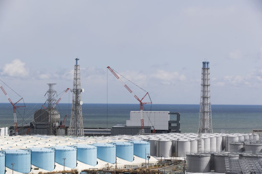 Pemandangan dari udara menunjukkan tangki berisi air yang terkontaminasi dan pembangkit listrik tenaga nuklir Fukushima Daiichi yang meleleh. AP/
