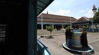 Pantauan detikcom, jam istiwak tersebut terdiri dari dua bagian, yakni sebuah busur cekung dan sebuah besi berwarna perak yang berdiri tegak.  