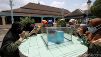 Santri pondok Pesantren Tahfids Wa Talimil Quran masjid Agung Solo melihat jam Istiwak atau jam Bencet atau jam yang berfungsi saat matahari bersinar di halaman Masjid Agung, Solo, Jawa Tengah, Rabu (14/4).   