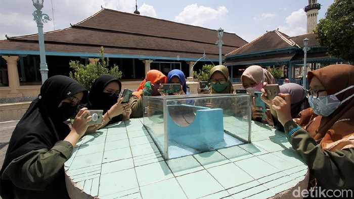 Penampakan Jam Istiwak, Penanda Zuhur di Masjid Agung Surakarta antri pondok Pesantren Tahfids Wa Ta'limil Qur'an masjid Agung Solo melihat jam Istiwak atau jam Bencet atau jam yang berfungsi saat matahari bersinar di halaman Masjid Agung, Solo, Jawa Tengah, Rabu (14/4).