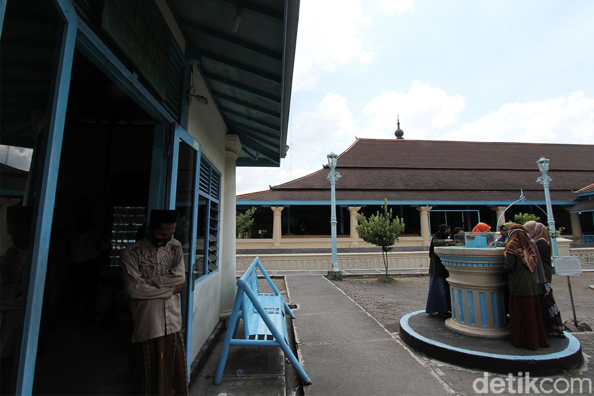 antri pondok Pesantren Tahfids Wa Ta'limil Qur'an masjid Agung Solo melihat jam Istiwak atau jam Bencet atau jam yang berfungsi saat matahari bersinar di halaman Masjid Agung, Solo, Jawa Tengah, Rabu (14/4).
