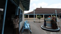 Bentuk jam yang relatif kecil membuat jemaah sering tidak menyangka bahwa tugu setinggi 150 cm dengan diameter 100 cm itu adalah jam matahari. Kini, takmir masjid memasang papan keterangan yang menjelaskan tentang jam matahari.  