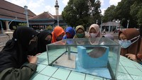 Namun jam istiwak itu saat ini sudah tidak difungsikan sebagai patokan waktu zuhur di Masjid Agung Surakarta. Takmir masjid menggunakan waktu salat sesuai dengan petunjuk Kementerian Agama.  