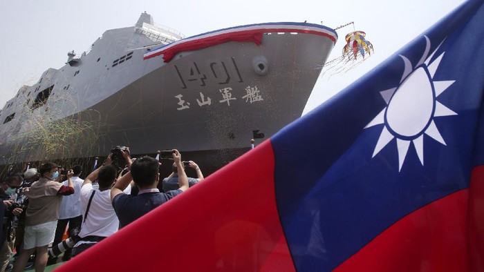Penampakan Kapal Perang Amfibi Terbaru Taiwan Di tengah ancaman China, Taiwan memamerkan sebuah kapal perang amfibi terbarunya. Kapal ini diungkapkan ke publik pada Selasa (13/4) waktu setempat.