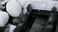 Mobil ini dilengkapi berbagai fitur keselamatan seperti Vehicle Stability Control (VSC), 6 airbags, dan jok ISOFIX untuk anak-anak. Foto: Paultan