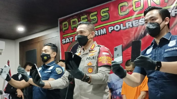 Polisi tangkap karyawan yang curi 14 unit iPhone 11 Pro Max.