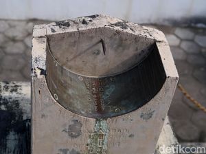 Potret Jam Bancet di Masjid Bantul Sebagai Penanda Salat