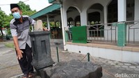 Ketua Takmir Masjid Sabilurrosyaad, Haryadi, mengatakan bahwa keberadaan jam bancet tersebut sudah ada sebelum Indonesia merdeka. Sedangkan pemasangannya secara permanen baru dilakukan tahun 1950.