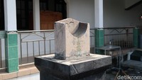 Begitu pula dengan waktu asar, bayangan dari paku akan menunjukkan ke arah angka 3. Angka tiga itu adalah waktu salat Asar, namun jika dicocokkan dengan waktu WIB tidak akan tepat menujukkan pukul 15.00 WIB.