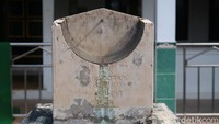 Pantauan detikcom, jam bancet ini berbentuk persegi dengan cekungan di bagian atas. Cekungan tersebut terbuat dari bahan tembaga dan ada sebuah paku yang tertancap di tengah-tengah cekungan tersebut.