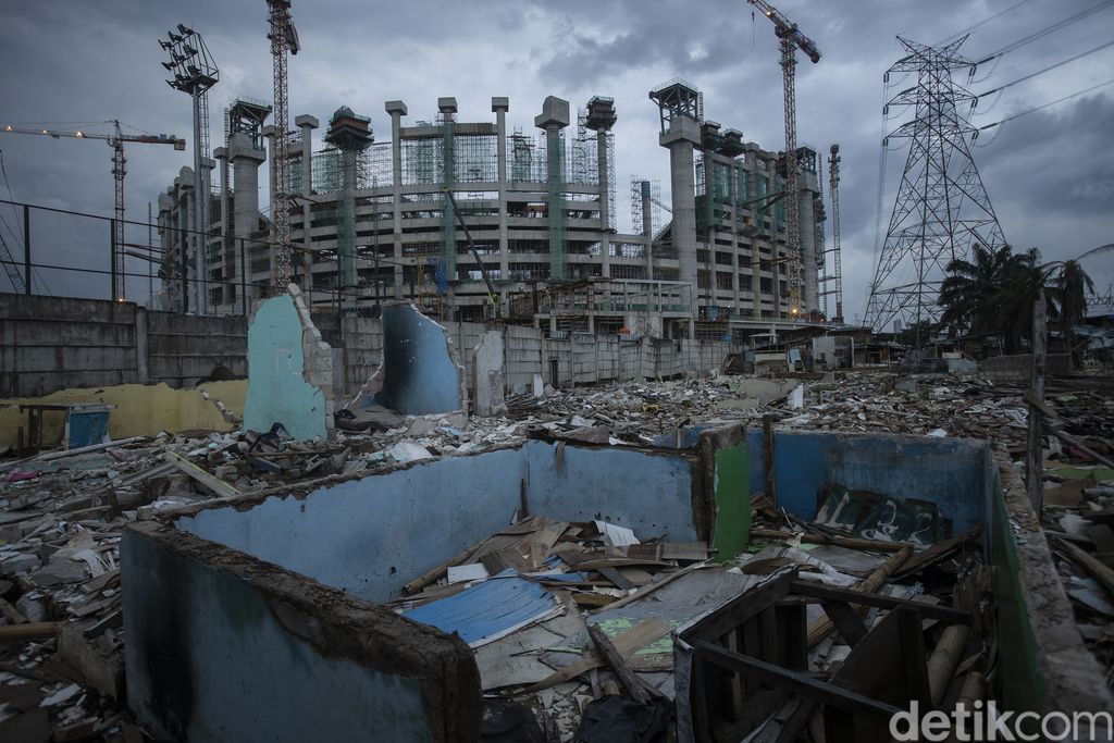 Warga beraktivitas di kawasan Kampung Bayam, Jakarta Utara, Selasa (13/4/2021). Kampung yang berada dekat di proyek pembangunan Stadion Jakarta International Stadium ini tetap menjalani puasa ramadhan.