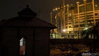 Pembangunan stadion dengan kapasitas 82.000 penonton ini nampak berwarna keemasan saat malam hari. Suara-suara pengerjaan yang tak ada hentinya terus menghinggap telinga warga yang masih bertahan.