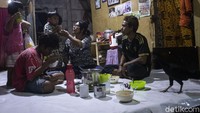 Furqon (43) dan keluarganya tengah menyantap menu buka puasa di rumahnya.