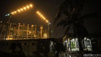 Kampung yang menaungi sekitar 550 keluarga kini bak kapal pecah, jalan setapak 2 meter ini dikelilingi air berbau jamban dan kehitaman.