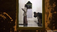 Ramadhan tak menyurutkan tekad warga untuk tetap menghidupkan kampung dengan salat tarawih berjamaah.