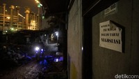 Kekompakan antar warga sangat terasa di kampung ini, sebab mereka merupakan kelompok petani urban yang bertahun-tahun merawat kebun bayam sebagai sumber penghasilan dan pangan mandiri.