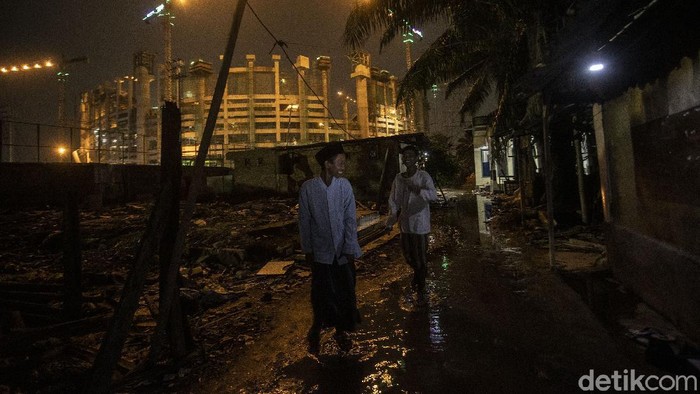 Ramadhan di Kampung Bayam Warga beraktivitas di kawasan Kampung Bayam, Jakarta Utara, Selasa (13/4/2021). Kampung yang berada dekat di proyek pembangunan Stadion Jakarta International Stadium ini tetap menjalani puasa ramadhan.