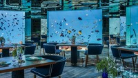 Buat wisatawan yang mau menyantap makanan sambil melihat keindahan bawah laut akan turun ke restoran SEA yang terletak 6 meter di bawah air.  (Anantara Kihavah Villas)