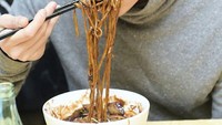 Kalau ada Jajangmyeon di antara banyak menu makanan, RM lebih memilih makan Jajangmyeon. (Foto: Istimewa)