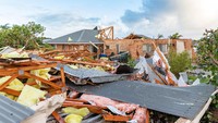 Warga melaporkan rumah hancur, pohon tumbang, dan kabel listrik jatuh.  